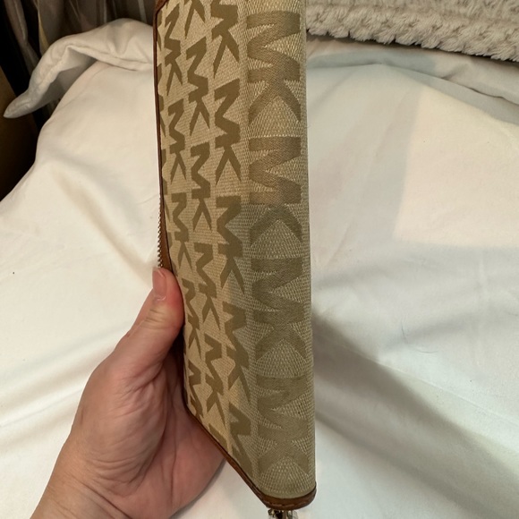 MICHAEL KORS TAN MONOGRAM TOTE 15x9 & ZIP AROUND WALLET - Picture 10 of 16